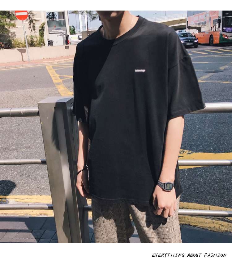 ストリートファッション シンプルロゴ入りオーバーサイズTシャツ