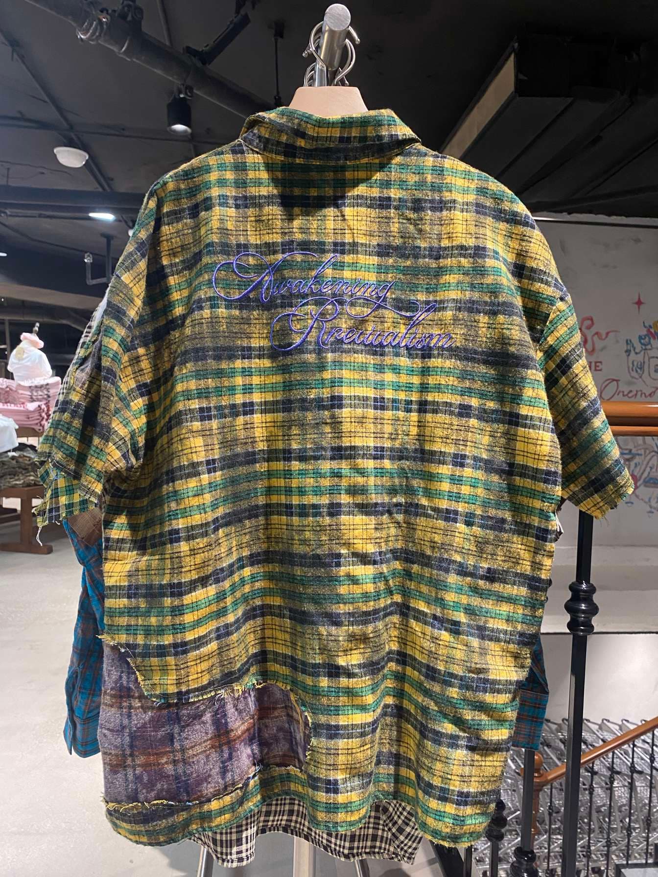 ストリートファッション 個性派ダメージ加工チェックシャツ