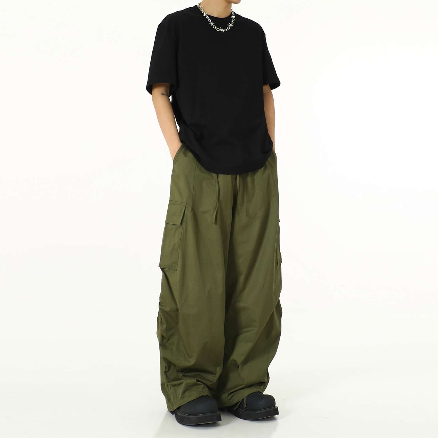 ストリートファッション ゆったりシルエットの巨大カーゴパンツ