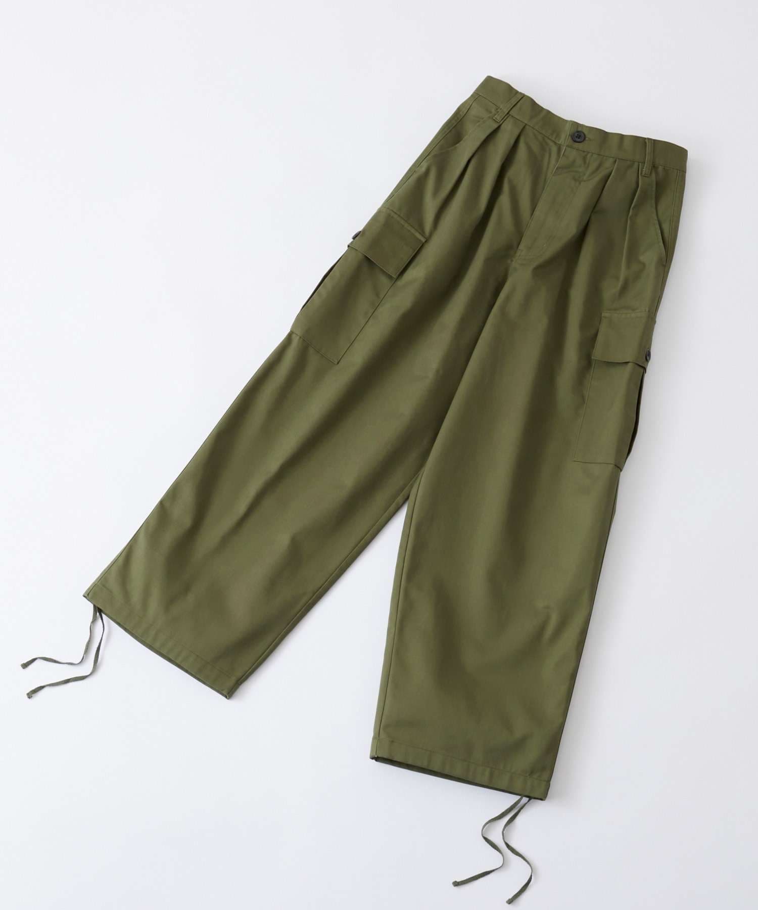 ストリートファッション ゆったりシルエットのカーゴパンツ