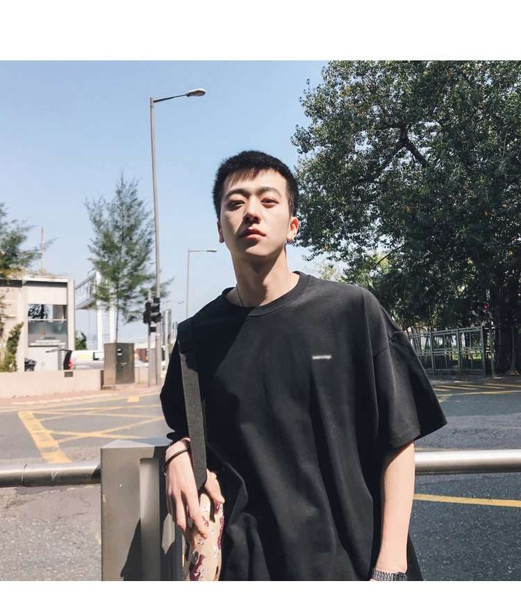 ストリートファッション シンプルロゴ入りオーバーサイズTシャツ
