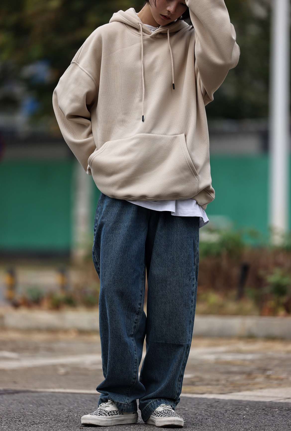 ストリートファッション ゆったりワイドデニムパンツ