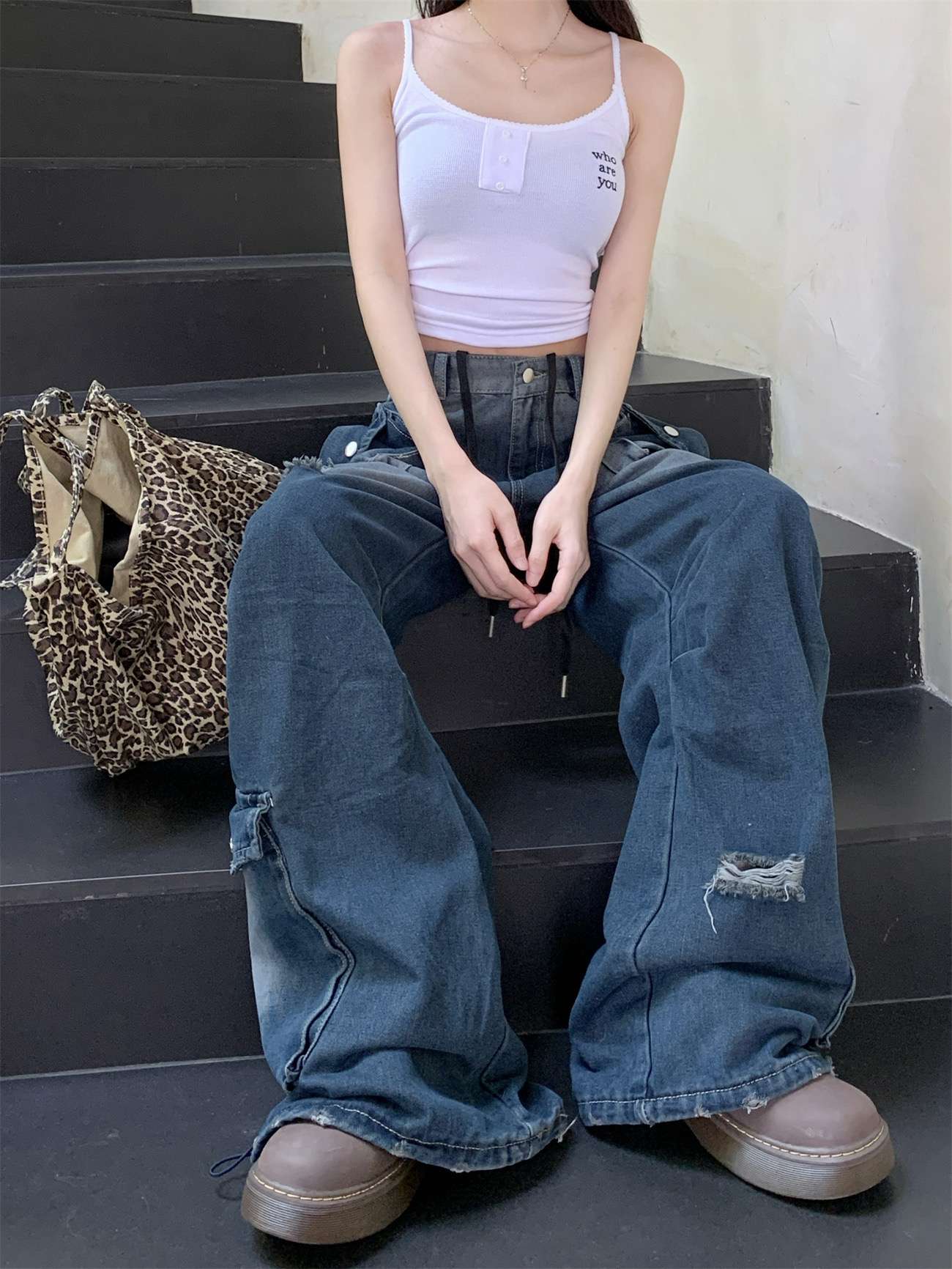 ストリートファッション ゆったりカーゴポケット付きワイドデニム