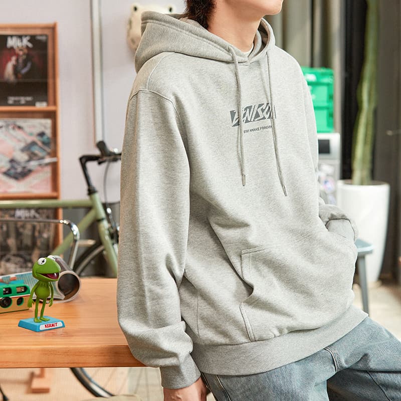 ストリートファッション シンプルロゴ入りストリートパーカー