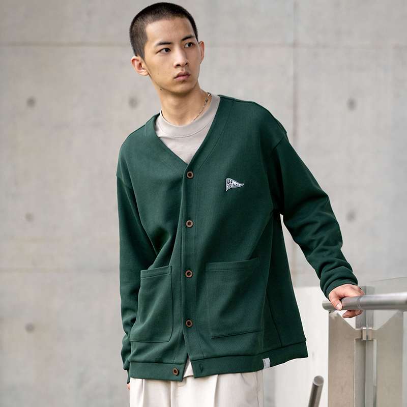 ストリートファッション ゆったりシルエットの学生風カーディガン