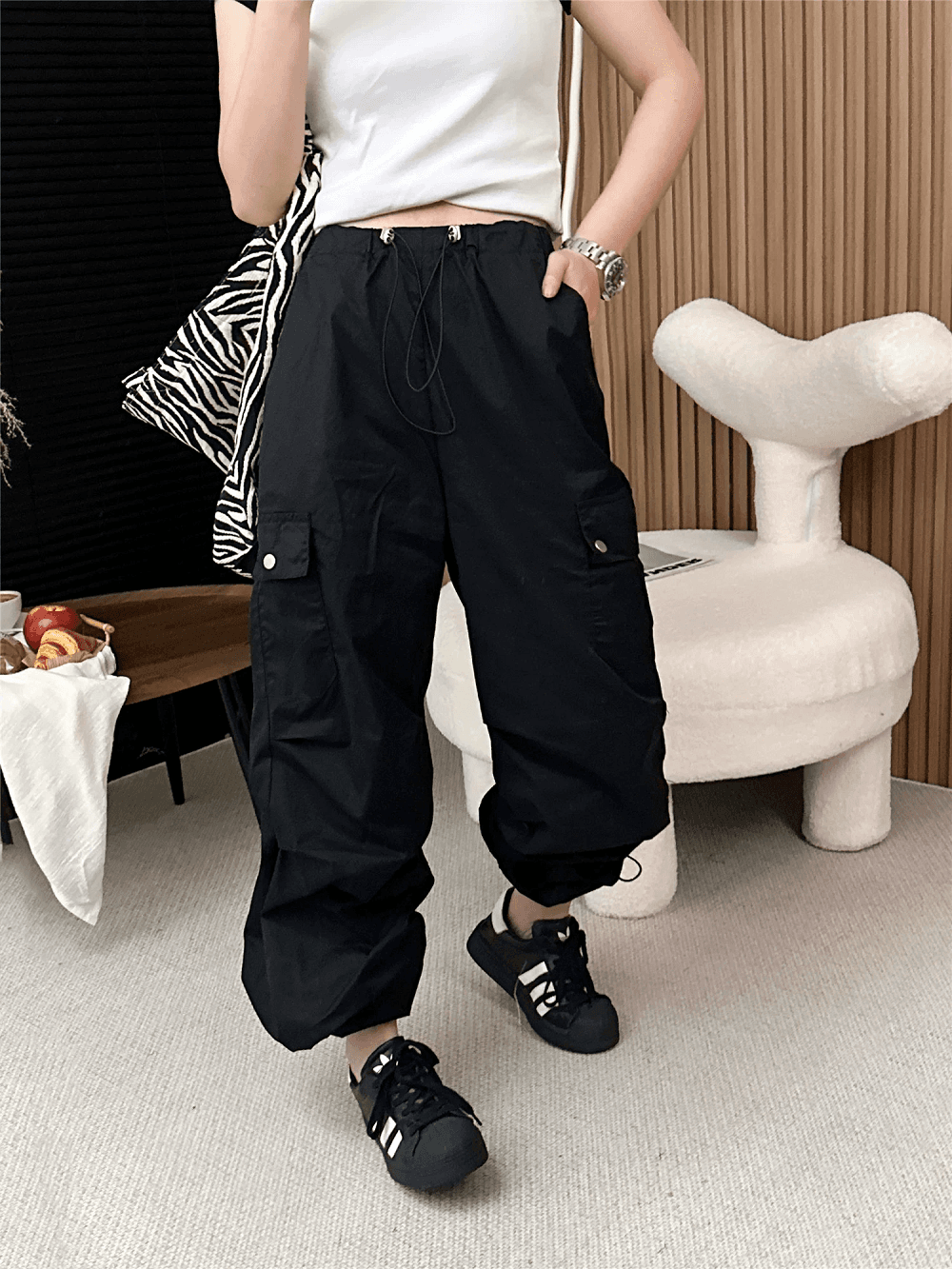 ストリートファッション ゆったりシルエットカーゴパンツ